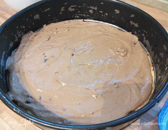 Смазать кремом песочный корж. 