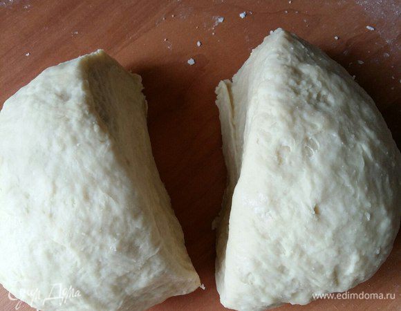 Разрезать на 2 части. Но можно тесто разделить и на 3 части.