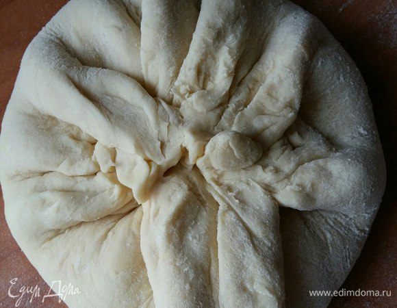 Собираем тесто по кругу в мешочек.