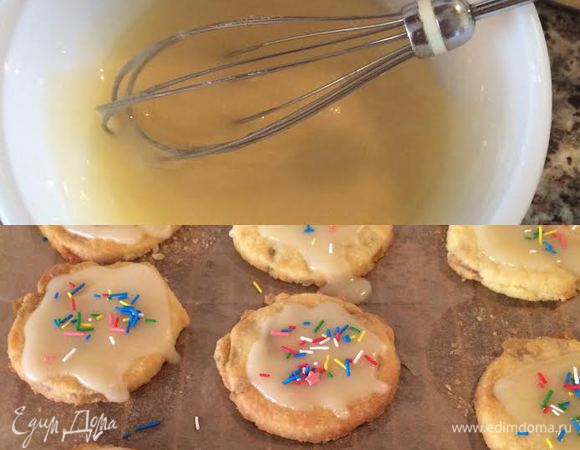 Глазурь: сахарную пудру просеять и начать постепенно добавлять манговый сок, покрыть глазурью печенье и посыпать кондитерской посыпкой.