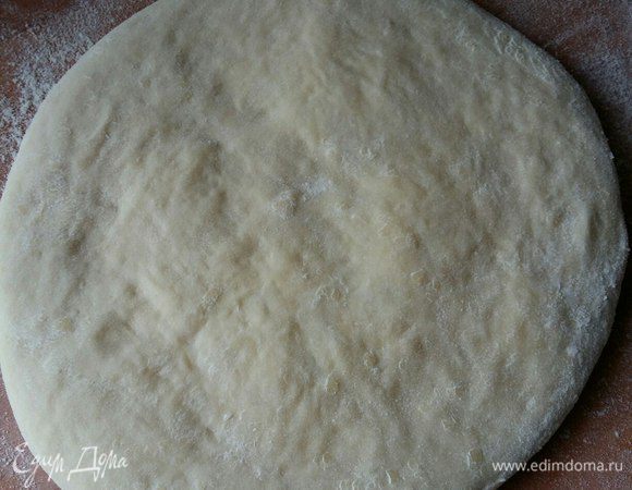 Переворачиваем швом вниз и руками равномерно и аккуратно распределяем сыр в лепешке, придавая круглую форму, немного помогая скалкой. Делаем в центре небольшую дырочку, чтобы выходил воздух (на фото хачапури еще без дырочки).