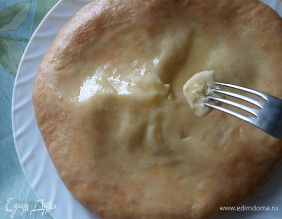 Лепешку выкладываем на противень, застеленный силиконовым ковриком либо посыпанный мукой. Ставим в разогретую до 200–210°C духовку на 20–25 минут. Ориентируйтесь по своей духовке! Готовые хачапури нужно смазать кусочком сливочного масла. Хачапури сразу же приобретет аппетитный цвет.