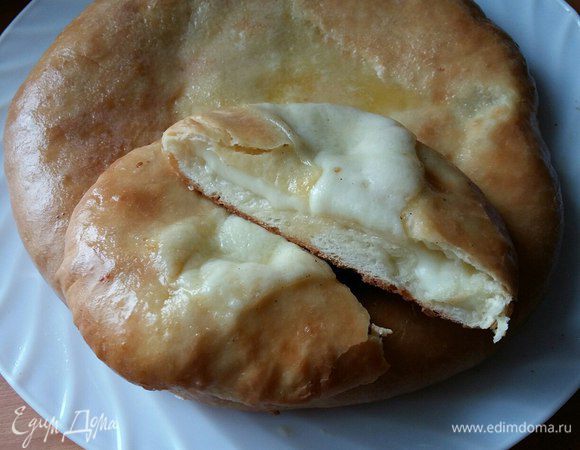 И вот такой в разрезе. Хачапури лучше всего есть горячими, пока сыр мягкий и тягучий. Приятного аппетита.