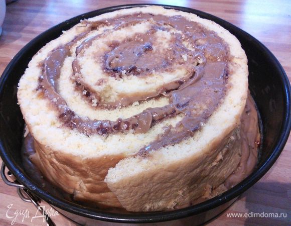 Выложив по спирали все полосы бисквита, ставим торт в холодильник на 3 часа. 