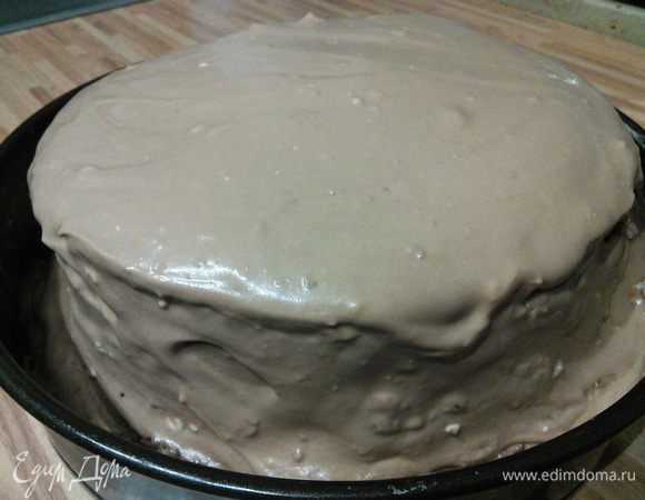 Взбить оставшиеся сливки (200 мл или чуть меньше, мне крема показалось больше, чем нужно) с загустителем и вмешать в оставшийся основной крем. Смазать бока и верхушку торта. Отправить в холодильник. Я делала с вечера, торт стоял до востребования в холодильнике. 
Мой верхний крем потек, потому что я сливки заменила на маскарпоне, желая именно таким образом добиться более устойчивой и плотной консистенции крема. Но результат получила с точностью наоборот. В рецепте даю оригинальные ингредиенты. 