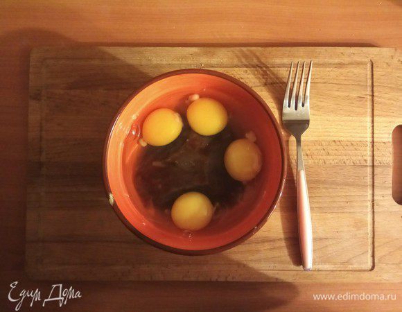 Разбиваем яйца, добавляем к ним варенье. 