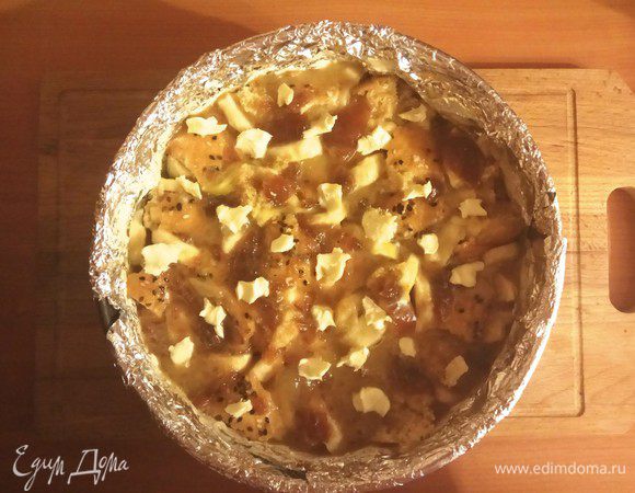 Если не хотим отмывать форму для выпечки от застывшей карамели, застилаем ее бумагой для выпечки или фольгой. Смазываем дно и края сливочным маслом, оставляем 20 г на верхнюю часть. Выкладываем кусочки батона, прокладываем бананом пустоты и заливаем яичной смесью. Отправляем в духовку на 15 минут.