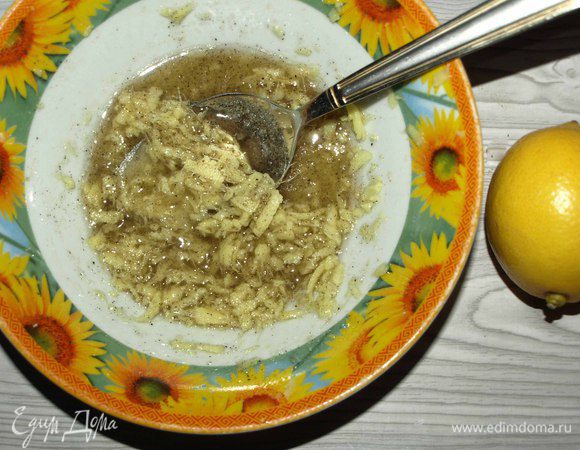 Имбирь натереть на терке, из одного лимона выдавить сок. Лимоны брать небольшие. Добавить растительное масло, соль, перец, сахар по вкусу,