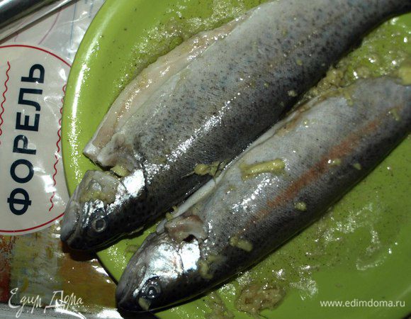 Полученной смесью натереть рыбу со всех сторон, внутри.  