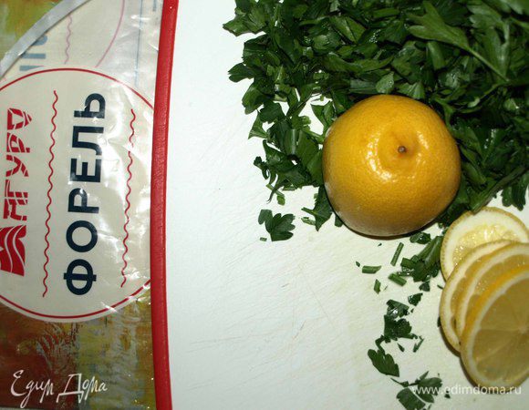 Петрушку порубить, лимон нарезать кружочками.