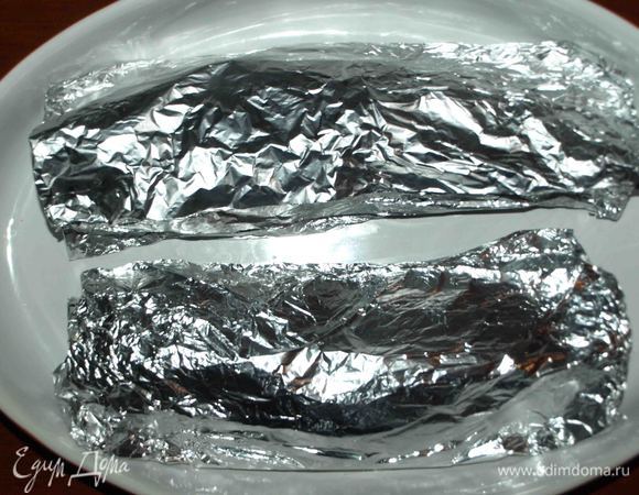 Отправляем рыбу в заранее разогретую до 180°С духовку на 20 минут. Затем развернуть фольгу и запекать рыбу еще 10 минут.  