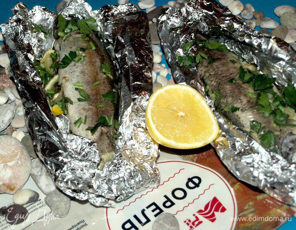 Достаем готовую форель. Посыпаем свежей зеленью. Форель получается сочная, ароматная. 