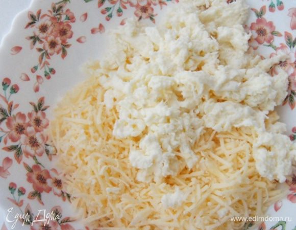 Для начинки натереть оба вида сыра. С кукурузы слить жидкость.