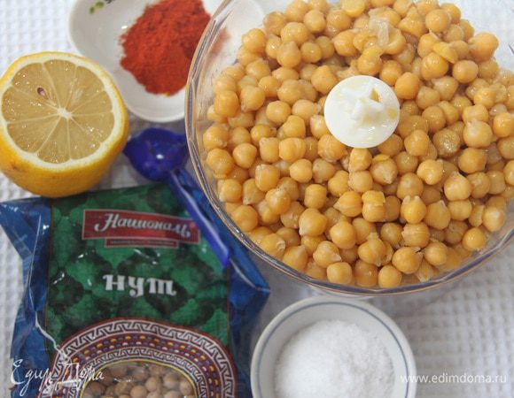 Нут ТМ «Националь» промыть, залить водой, добавить 1 ч. л. соды, оставить на ночь набухать. Через 12-15 часов нут промыть, сварить в чистой воде без соли. Варить в течение 2-х часов.