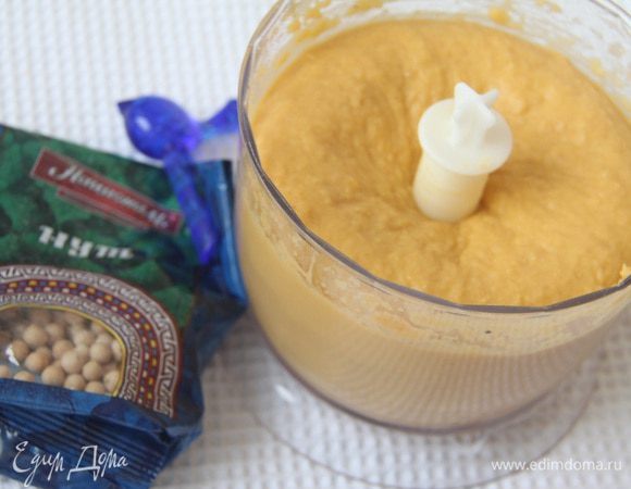 Слить с нута отвар в отдельную емкость, пюрировать нут блендером, добавляя отвар по мере надобности в нужном количестве. Добавить сок половины лимона (4-5 ст. л.) Должна получится однородная масса сметанной густоты.