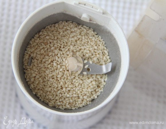 2 ст. л. кунжутного семени измельчить в кофемолке.