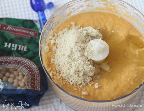 Добавить тахинную пасту (или измельченные кунжутные семена) к нуту, пробить блендером, добавить соль (1 ч. л. без горки), 1/2 ч. л. красной молотой паприки, 2 ст. л. оливкового масла.
