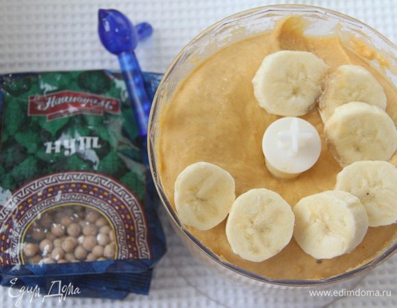 К хумусу добавить половину банана (лучше, если банан будет не переспевшим, не сладким), пробить блендером.