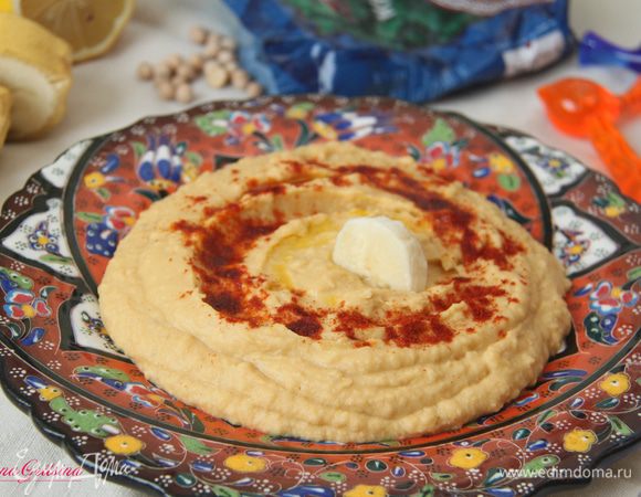 Хумус украсить молотой паприкой и кусочком банана, сбрызнуть льняным маслом. Очень нежный паштет из турецкого гороха. Приятного аппетита!