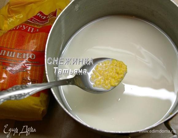 Для начала надо сварить пшенную кашу на воде и молоке. Хорошо промываем пшено, наливаем воду и молоко. Ставим вариться до готовности, согласно инструкции на упаковке пшена ТМ «Националь».