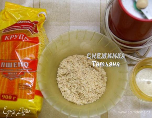 Подготовим орехи. Я взяла миндаль и арахис. Подсушиваем их на сухой чистой сковороде, главное — не передержать, чтобы не было горелых бочков. Даем полностью остыть. Если арахис у вас не очищенный, теперь можно отшелушить красную оболочку, после обжарки это очень легко делается. Когда орехи остынут, измельчаем их в кофемолке. У меня получилось 25 г готовой измельченной ореховой смеси.