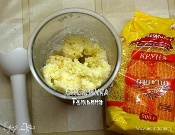 Перекладываем кашу в чашу блендера, туда же кладем кусочками бананы. 