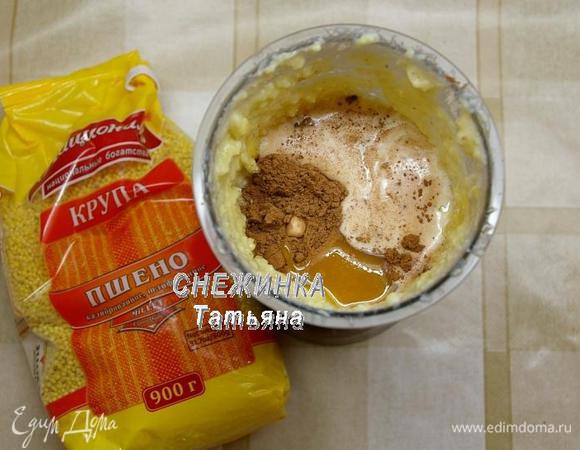 Теперь добавляем мед, какао и сливки. Снова пробиваем блендером.