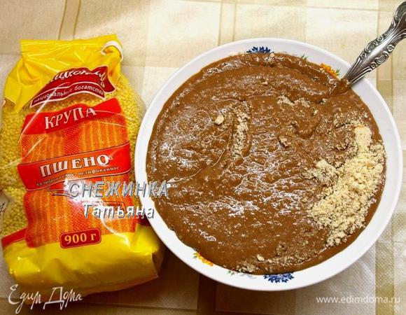 В готовую массу добавляем ореховую смесь и хорошо перемешиваем. Ставим готовый крем охлаждаться в холодильник, прикрыв пищевой пленкой. Можно подавать через 1 час или оставить на ночь.