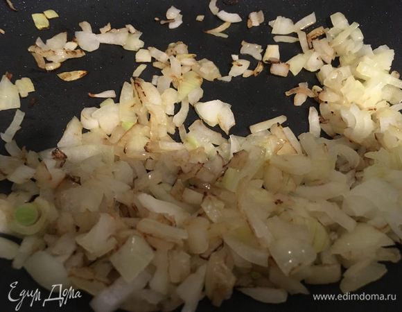 Нарезаем соломкой лук и обжариваем его на растительном масле минут пять.