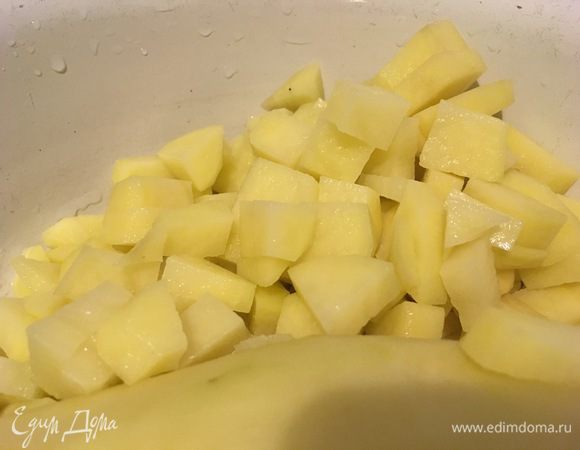 Нарезаем картофель кубиками и обжариваем его на растительном масле минут семь.