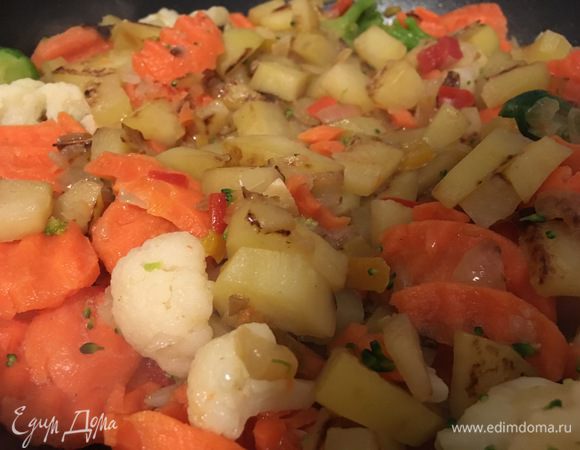 Нарезаем морковь, капусту брюссельскую, перец сладкий, капусту брокколи и капусту цветную. Перемешиваем и обжариваем минут 10 на медленном огне, постоянно помешивая.