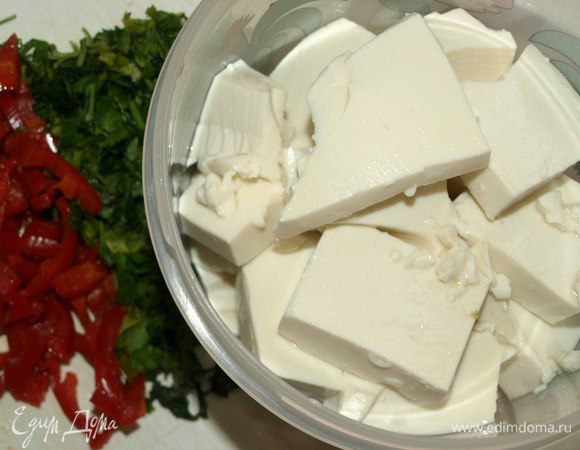 Тофу нарезать произвольно. Острый перец очистить от семян, нарезать. Зелень мелко порубить.