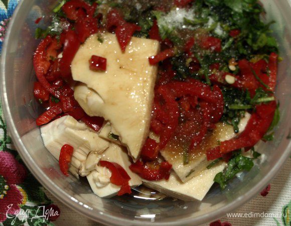 Соединить перец, зелень, соевый соус, винный уксус, растительное масло, сахар, соль и черный молотый перец по вкусу. Перемешать и поставить в холодильник на 20 минут. 