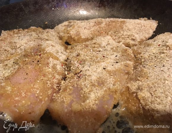 Берем филе тилапии ТМ «Магуро» и обваливаем в панировочных сухарях и яйце. Добавляем соль, перец, паприку, сушеный чеснок и шафран. Кладем филе на сковороду и на сильном огне готовим 2 минуты с каждой стороны.