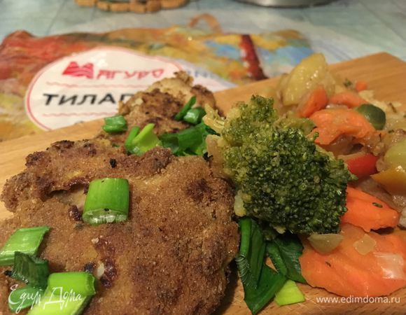 Смешиваем овощи-микс с тилапией. Посыпаем зеленым луком.