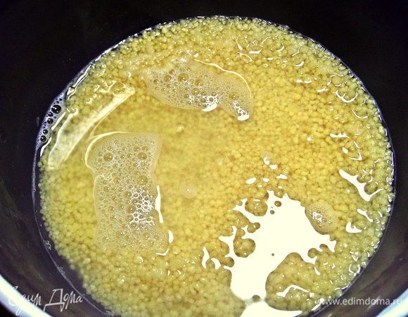 Залить кипятком, накрыть и оставить на 5 минут.