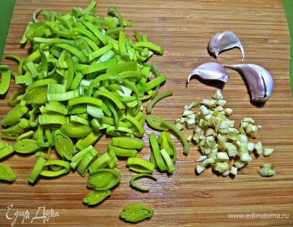 А пока нарезать лук и чеснок.