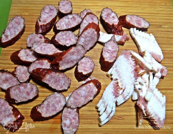 Нарезать колбаски и бекон.