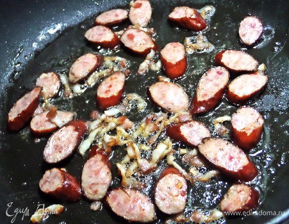 Обжарить в сухой сковороде.