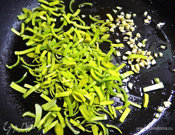 В этой же сковороде будем жарить лук и чеснок.