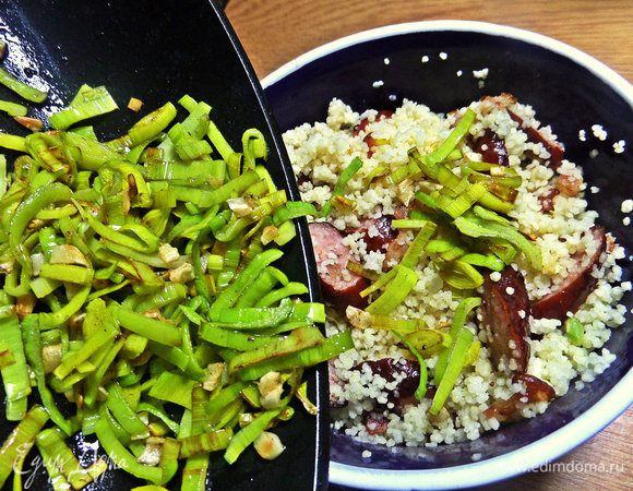 Высыпать лук с чесноком в основное.