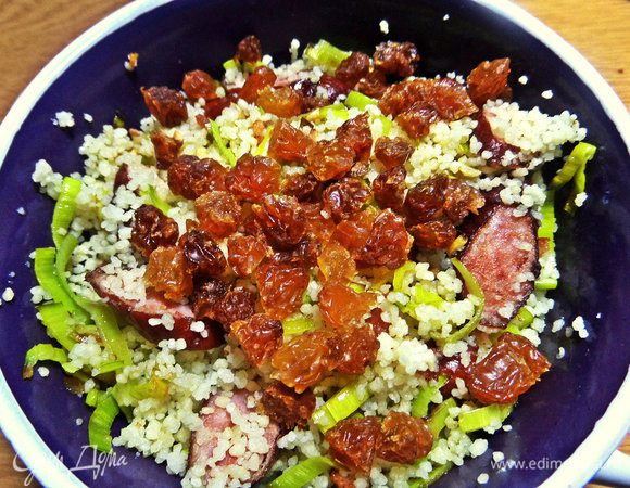 Добавить промытый изюм. Если очень сухой, замочить.