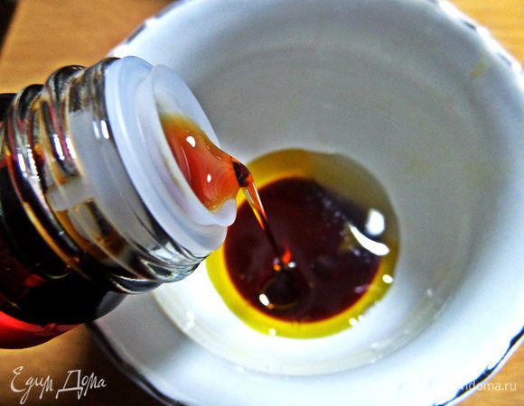 Для заправки смешать масло, сок и соус.