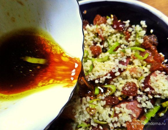 Полить заправкой основной состав. Перемешать.