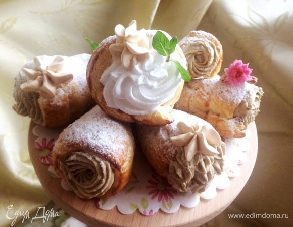 Наслаждаемся вкусом пирожных. Приятного аппетита и отличной рабочей недели!