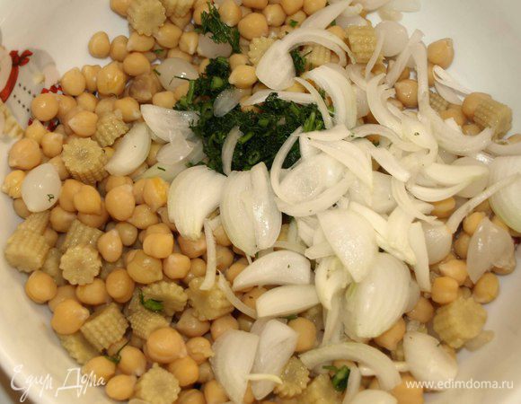 Добавить белый лук, нарезанный полукольцами, зелень.