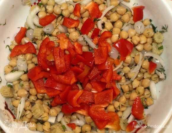 Нарезанный кубиками сладкий перец.