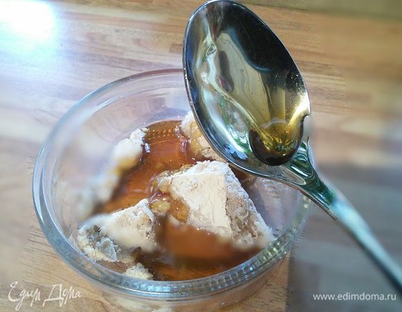 Дрожжи растворите с 4 ст. л. теплой воды и 1 ст. л. меда, оставьте на несколько минут для образования пузырьков. 