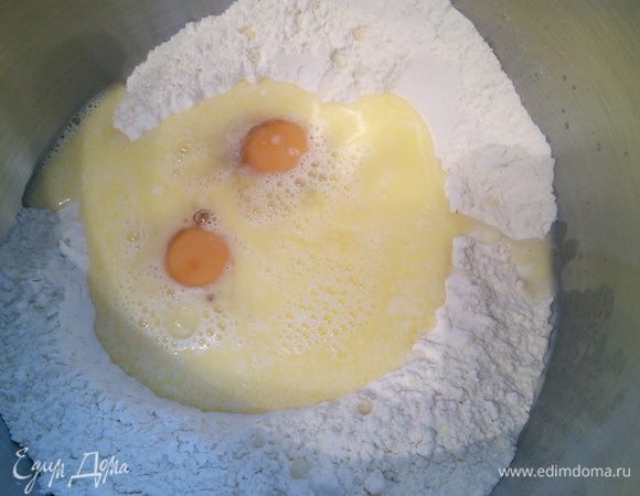 В чаше комбайна соедините просеянную муку, соль, теплое молоко, яйца комнатной температуры и растопленное масло, добавьте дрожжевую воду. 