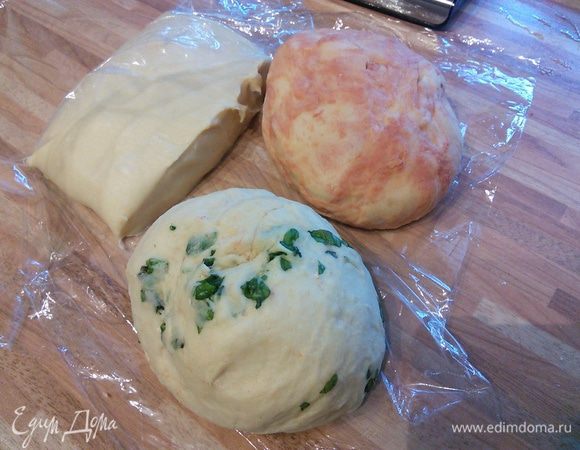 Распылите на рабочей поверхности 1ст. л. муки и вмешайте томатную пасту в первую порцию теста. Во вторую — базилик, а третью оставьте как есть. Сложите все виды теста в большую миску, накройте пленкой и поставьте в теплое место на расстойку на 30 мин. 